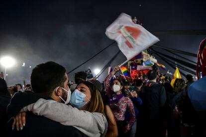 Eleitores celebram a votação que aprovou uma reforma constitucional no Chile.