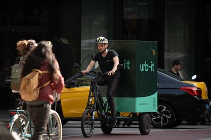 Un repartidor en bicicleta, el pasado 10 de mayo en Barcelona.