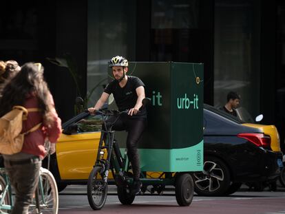 Un repartidor en bicicleta, el pasado 10 de mayo en Barcelona.