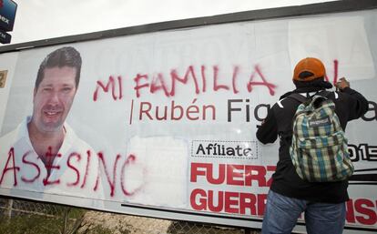 El Estado de Guerrero está viviendo una crisis política tras los hechos de Iguala. El alcalade de la ciudad se halla en paradero desconocido, junto a su esposa, y acaba de ser revocado de su puesto. El gobernador Ángel Aguirre, conocido como el 'cacique', también pende de un hilo.