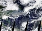 Imagen de los huracanes, tormentas tropicales y el humo de los incendios de EE UU del 16 de septiembre obtenida a través de la herramienta Worldview de la NASA.