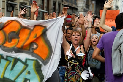 Una indignada del 15-M ayer, durante la manifestación por el centro de Valencia.