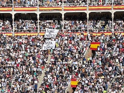 Pancartas en el tendido 7 de Las Ventas al inicio del festejo: 'Sube el precio, baja el toro'.