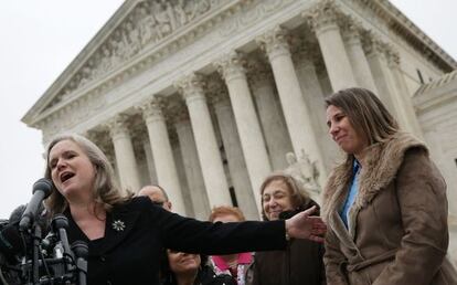Peggy Young (dcha.) junto a su abogada ante el Supremo.