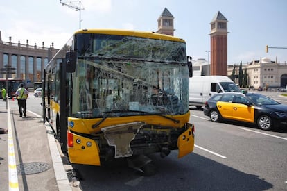 Uno de los autobuses accidentados en plaza Espanya.