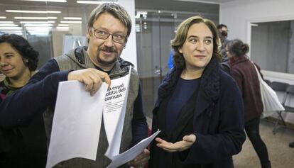 Xavier Domènech, portavoz de En Comú Podem, y Ada Colau, alcaldesa de Barcelona, en la reunión de grupo promotor.