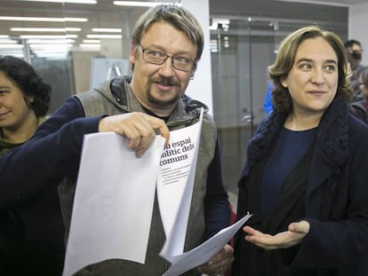 Xavier Domènech, portavoz de En Comú Podem, y Ada Colau, alcaldesa de Barcelona, en la reunión de grupo promotor.