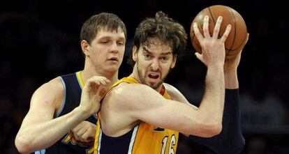 Gasol intenta zafarse del acoso del ruso Mozgov durante el encuentro entre los Lakers y los Nuggets.