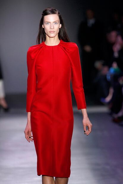 Este sofisticado vestido corto con manga abullonada en tono rojo pertenece a la última colección de Giambatista Valli.