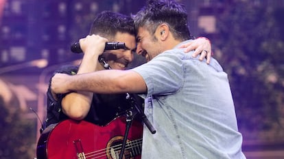 Los integrantes de Estopa, los hermanos Muñoz, durante su actuación hoy miércoles en el Estadi Olímpic Lluís Companys ante 60.000 personas, el concierto más multitudinario de la gira y de toda su carrera. EFE/Alejandro García.