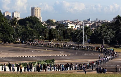 Fila na Praça da Revolução para passar diante das cinzas do líder cubano. Restos deverão viajar até Santiago de Cuba a partir de quarta-feira.