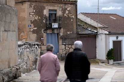 Cartel de "Se vende" en una calle de Rollán.