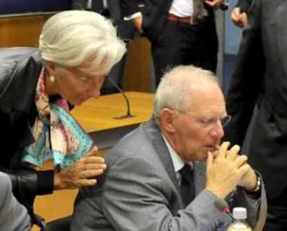 La directora gerente del Fondo Monetario Internacional (FMI), Christine Lagarde (i), charla con el ministro de Finanzas alemán, Wolfgang Schäuble, antes de la reunión de los ministros de Economía de la zona euro (Eurogrupo) en Luxemburgo el pasado lunes. EFE/Archivo