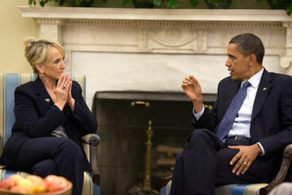 Barack Obama charla con Jan Brewer en la Oficina Oval de la Casa Blanca en Washington.