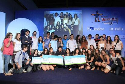 Los alumnos del colegio Pío XII de Valencia, coordinados por el profesor Antonio Núñez, han recibido el segundo premio, un viaje de estudio valorado en 9.000 euros, de la mano de Vicente Jiménez, director adjunto de EL PAÍS, por la publicación <i>Factoría de noticias.</i>