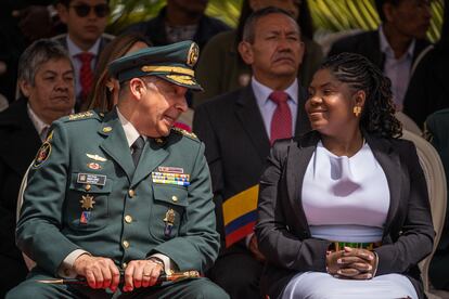 Francia Marquez y la cúpula militar ven pasar el desfile militar que celebra los 213 años del grito de Independencia de Colombia en Bogotá, Colombia el 20 de Julio del 2023.