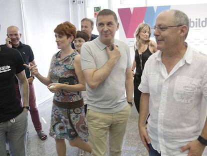 Arnaldo Otegi junto a Juan Karlos Izagirre, candidato de EH Bildu a diputado general de Gipuzkoa, hoy en San Sebastián.