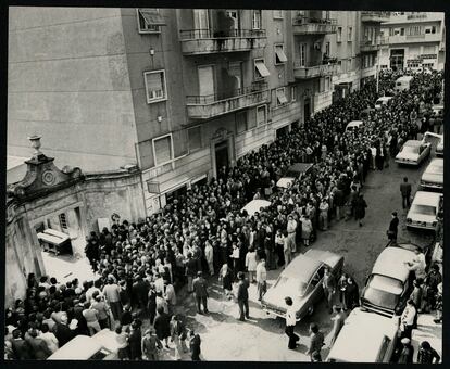 Colas de votantes esperan el 25 de abril de 1975 para participar en las primeras elecciones libres tras la caída de la dictadura para elegir a los miembros de la Asamblea Constituyente que redactará la nueva Constitución portuguesa.