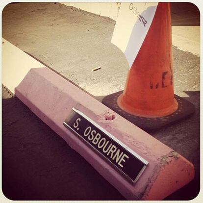 No hay nada más cool que te reserven una plaza de aparcamiento. La familia Osbourne no puede pedir más... @kellyosbourne: 'Mum could you be anymore of a diva with you pink parking space!'.