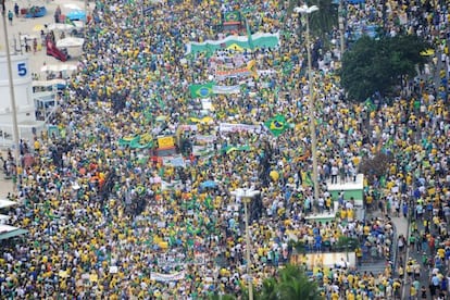 Manifestantes na praia de Copacabana, no Rio.