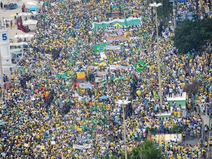 Manifestantes na praia de Copacabana, no Rio.