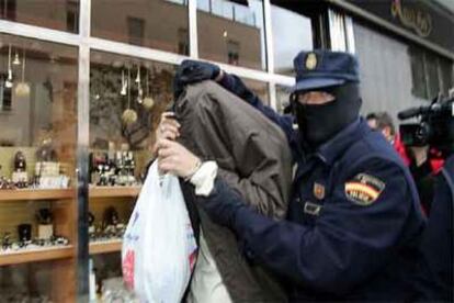 La policía traslada a un detenido en una operación contra el terrorismo islamista en Málaga en diciembre de 2005.