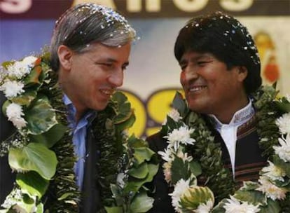 El presidente de Bolivia, Evo Morales (d), saluda al presidente de la petrolera hispano-argentina Repsol YPF en Bolivia, Luis García Sánchez.