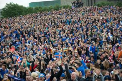 Fans de Islandia siguen el partido contra Inglaterra ante una pantalla gigante en Reykjavik.