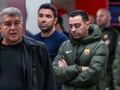 El presidente del FC Barcelona, Joan Laporta, visita a Xavi y a la plantilla.