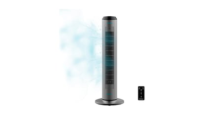 Ventilador de torre inteligente sobre fondo blanco.