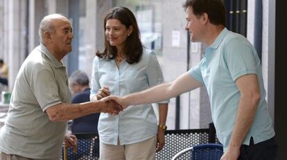 Nick Clegg, con su esposa Miriam González, saluda a un vecino de Olmedo.