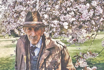 Collingwood Ingram en su jardín de La Grange a los 99 años, en una foto familiar.