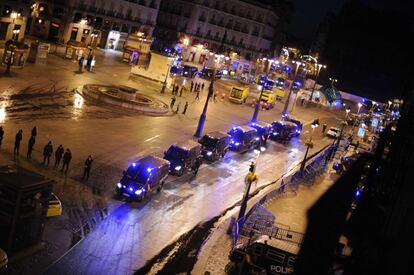 El dispositivo policial y de limpieza trabaja en la Puerta del Sol tras el desalojo de los 'indignados'.