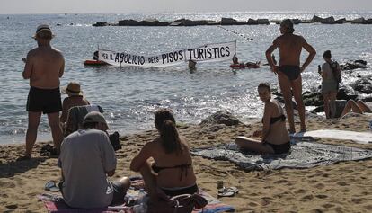 Una pancarta en l'aigua en la manifestació d'aquest dissabte.