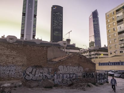 Un poblado chabolista junto a las vías del tren en Chamartín, cerca de las Cuatro Torres.