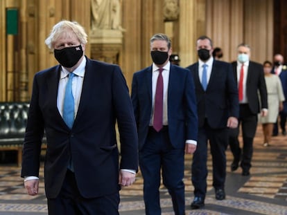 Boris Johnson (izquierda), y  Keir Starmer (segundo izquierda), se dirigen el 11 de mayo a la Cámara de los Lores para escuchar el Discurso de la Reina que dio inicio al nuevo periodo de sesiones