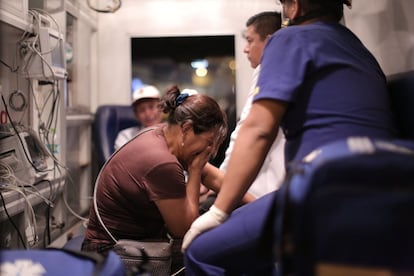 O porta-voz do Corpo de Bombeiros, Lewis Mejía, indicou que a maioria das vítimas estava nas escadas que ligam os dois andares do veículo. Embora as causas do incêndio estejam sendo investigadas, os primeiros relatos indicam que o incêndio foi disparado por uma falha elétrica na parte de trás do veículo. Na foto, uma mulher chora ao ser examinada pelos serviços de emergência.