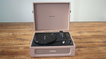 Tocadiscos sobre una mesa de madera