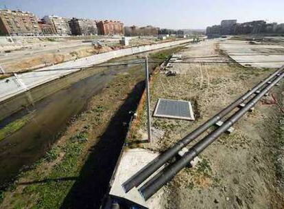 Perspectiva de la Avenida del Manazanares entre los puentes de Toledo y de Praga.