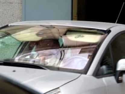 Rosal&iacute;a Iglesias, esposa de B&aacute;rcenas, abandona en coche la Audiencia Nacional. 