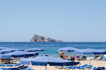 Esta isla de gran interés biológico, a 3,5 kilómetros de la costa benidormí, está incorporada al parque natural de la Sierra Helada y su entorno. Puede embarcarse en golondrina o catamarán con fondo de cristal (www.excursionesmaritimasbenidorm.es), así como en kayak (www.capitankayak.com), barco que no requiere titulación (www.benidorm­marine.es), o moto acuática (www.carloswatersportsbenidorm.com). En el acantilado encuentra refugio una importante colonia de paíño europeo, y en el aire hay un vuelo de gaviotas patiamarillas.