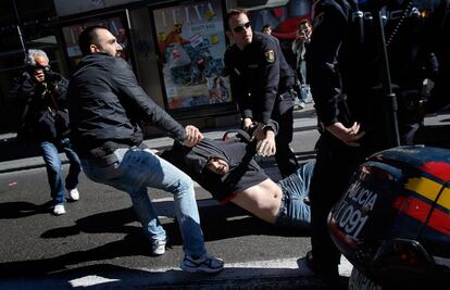 Policías arrastran a un manifestante, durante la protesta en el centro de Madrid.