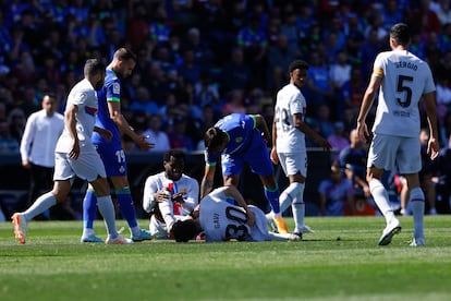 Kessie y Gavi se duelen en el suelo ante la presencia de Damián Suárez durante el partido de este domingo en Getafe.