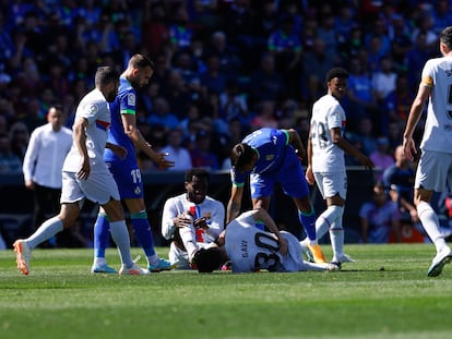 Kessie y Gavi se duelen en el suelo ante la presencia de Damián Suárez durante el partido de este domingo en Getafe.