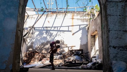 Dois moradores de um dos edifícios ocupados no Rio.