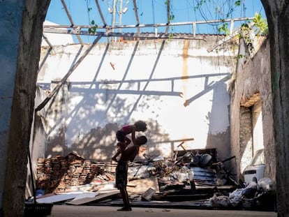 Dois moradores de um dos edifícios ocupados no Rio.