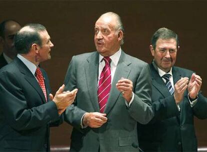 El <i>lehendakari</i> Ibarretxe (izquierda) y Miguel Lazpiur aplauden, en presencia del Rey, tras la conclusión del acto con el <i>Agur Jaunak</i>.
El ex ministro Corcuera saluda efusivamente al monarca.