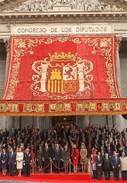 El acto de celebración del 25º aniversario de la Constitución ha engalanado el Congreso de los Diputados, y ha abierto al <i>puerta de los leones</i>, la que da a la carrera de San Jerónimo y sólo se usa en ocasiones muy especiales.