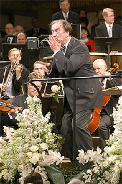 Nikolaus Harnoncourt, durante el tradicional concierto retransmitido al mundo desde el Musikverein de Viena.