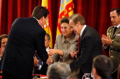 La infanta Margarita entrega a Emilio Mateu el premio al emprendedor en presencia de su esposo, el duque de Soria; el presidente de la Generalitat, Francisco Camps, y la alcaldesa de Valencia, Rita Barberá.